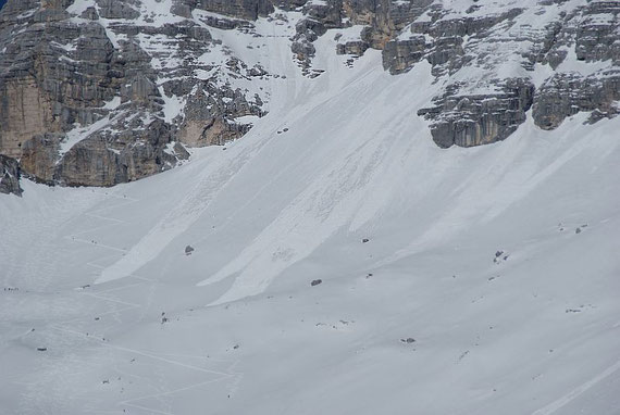 Die Abfahrtsspur (zwischen den Lawinen), links daneben die Aufstiegsspur