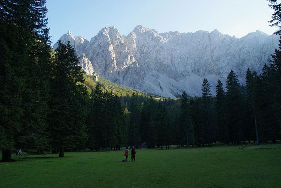 Die Märchenwiese mit der Vertatscha im Hintergrund