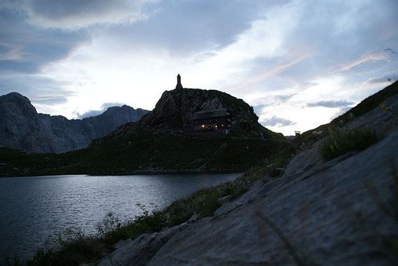 Zurück beim See leuchtet mir die Hütte entgegen