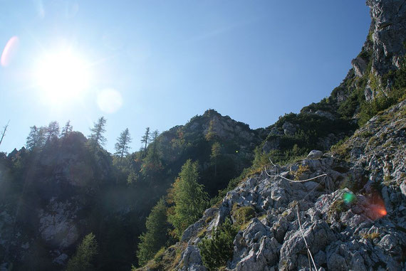 Die mit Stahlseilen versicherte Passage