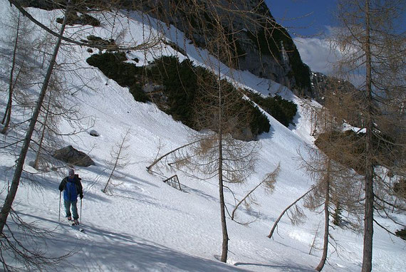 Unter den Wänden des Bila Pec quert man zurück zur Piste