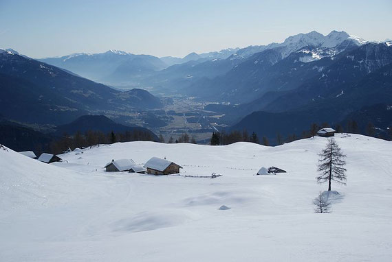 Der Rückblick zur Alm, im Hintergrund das Drautal