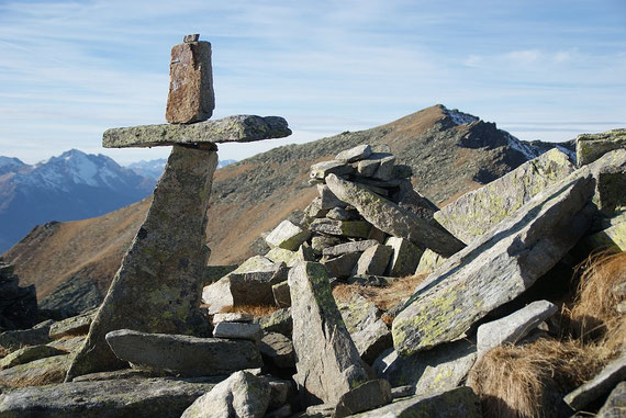 Das kleine aber feine steinerne Kreuz auf der Gurglitzen; im Hintergrund das letzte Ziel der Kammwanderung, das Hocheck
