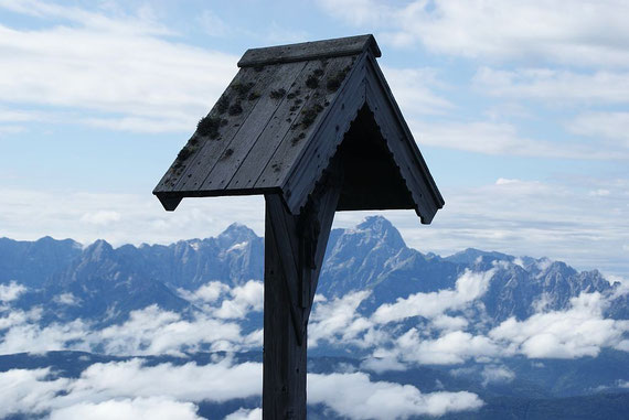 Am Kuhriegel, der Blick nach Süden zu Jalovec (links vom Kruzifix) und Mangart; ganz links die Ponca Grande