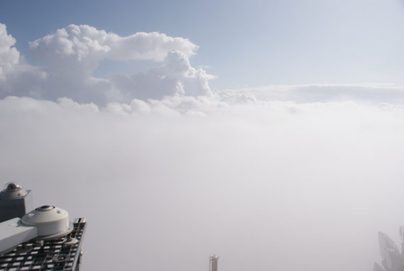 Am Turm des Observatoriums, für 1 Minute über dem Nebel