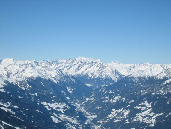 Der Großvenediger (3666m, kleiner weißer Spitz in der Bildmitte)