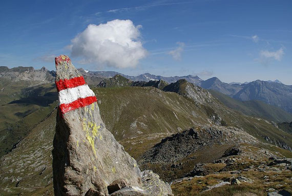 Beim Abstieg zur Sadnigscharte mit Blick zu den Gipfeln am Weg zum Makerni