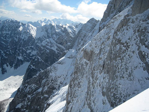 Die beeindruckende Nordwand des Mangart, im Hintergund erhebt sich die Skrlatica