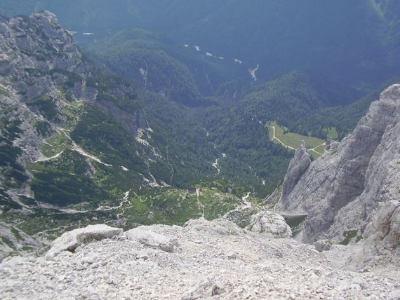 Der Blick hinunter zur Corsi Hütte, der Aufstiegsweg quert den bewaldeten Hang in der linken Bildhälfte