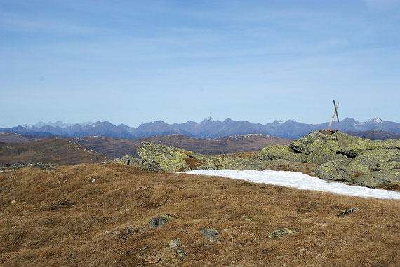 Am Gipfel angekommen erscheint der Dachstein zum Greifen nahe