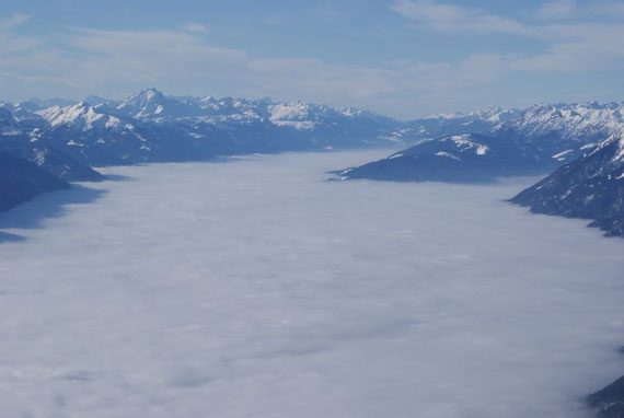 Die Aussicht ist traumhaft, hier der Blick über das nebelige Gailtal, links kann man das massiv der Kellerwand erkennen