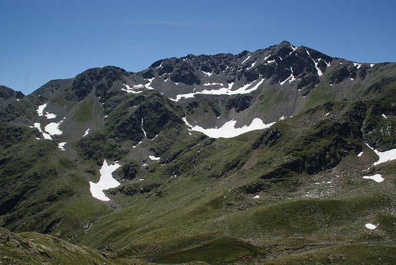 Am Horizont der Gratverlauf vom Kaltseetörl (links) zum Kreuzeck (rechts), aufgenommen vom Kreuzeck- Höhenweg