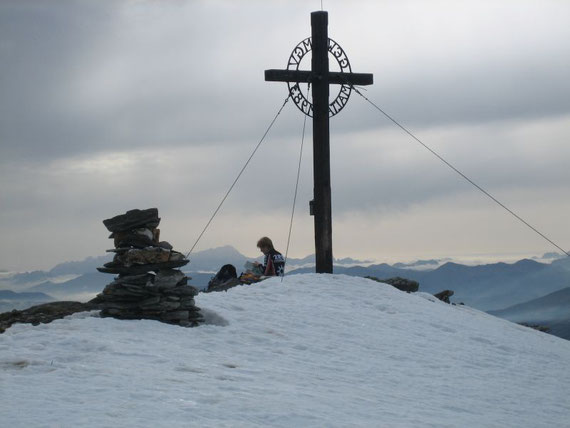 Nach etwas mehr als 2h Gehzeit (sehr schnell) erreichten wir etwas erschöpft den schneebedeckten Gipfel des Reiterecks