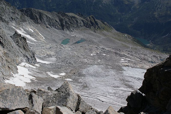 Die Abstiegsroute führt im linken Bildteil vorbei an den beiden Seen zur Gießener Hütte und zurück zum Speicher