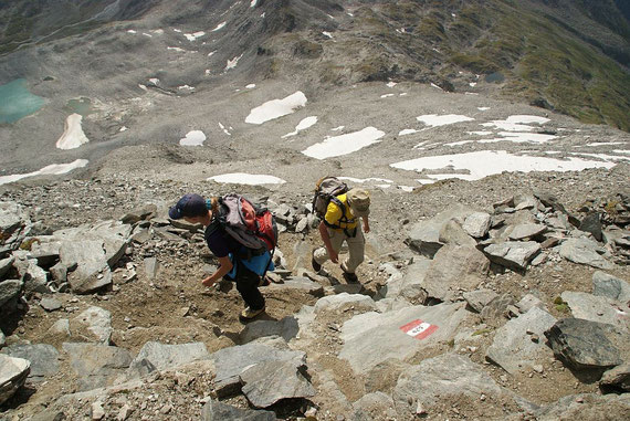 In der extrem steilen Ostflanke hinauf zum Gipfel