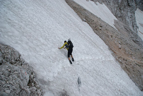 Kurz vorm Schuttfeld muss noch ein steiles Schneefeld gequert werden