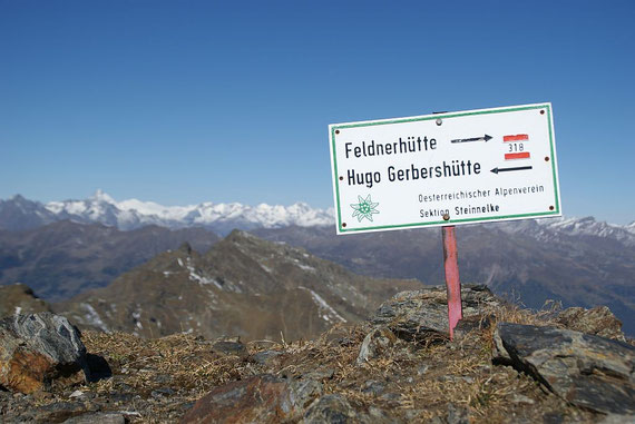 Am Gipfel angelangt, im Hintergrund der Großglockner (links)