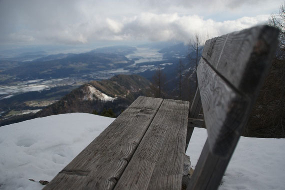 Am Gipfel angelangt der Blick hinunter ins Rosental