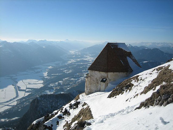 Das Gailtal, im Vordergrund die windische Kirche (Bild aus dem Winter 2007)