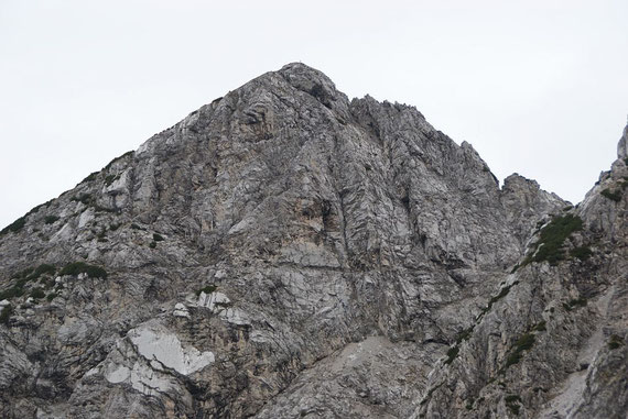 Schon von hier aus zeigt sich das faszinierende Felsband in der Cima Alta (Bildmitte)