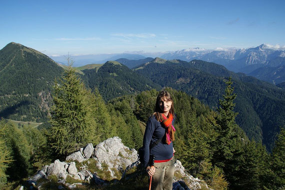 Abstieg über den Ostgrat mit Blick zur Feistritzer und Achomitzer Alm