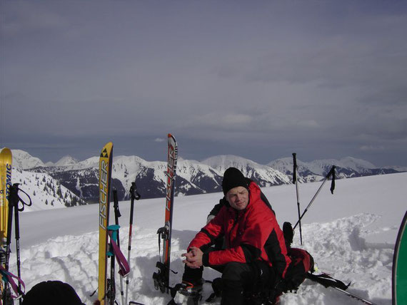 Blick vom Gipfel Richtung Osten in die Eisenerzer Alpen