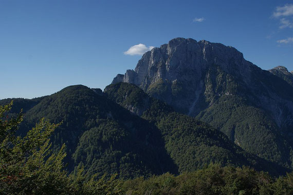 Die Cima dei Munghi mit dem Seekopf im Hintergrund, aufgenommen am Weg zur Cima Predil
