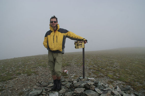 Am breiten Gipfel (Großer Speikkofel) noch im Nebel, die Sonne kommt aber bereits durch