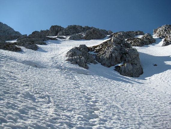 Am 15.5.2008 liegt in diesem Bereich noch viel Schnee, ohne Steigeisen sollte man sich hier nicht mehr bewegen