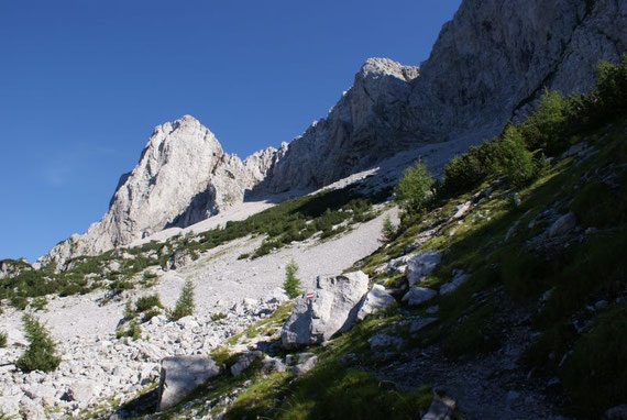 Der Koschutnikturm, der Klettersteig führt rechts vom Gipfel in die Scharte