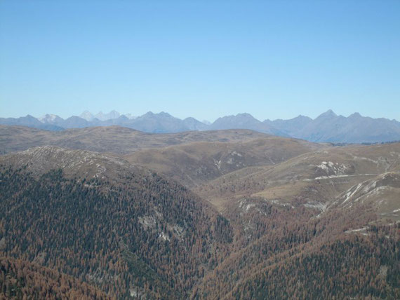 Nach Norden hin links im Bild (die drei Felskronen) der Dachstein (2996m), weiter rechts die Schladminger Tauern
