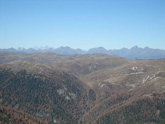 Nach Norden hin  links im Bild (die drei Felskronen) der Dachstein (2996m), weiter rechts die Schladminger Tauern