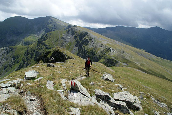 Der Schlussanstieg hinauf zum Eisenhut, rechts im Hintergrund die Bretthöhe, links der Wintertaler Nock