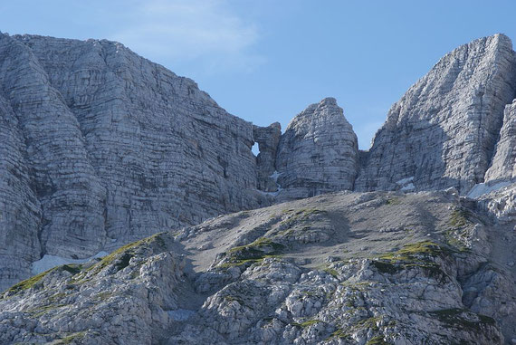 Der Blick von der Gondel-Bergstation zum Fenster. Kaum vorstellbar, dass man im Winter mit den Schiern zu diesem aufsteigen kann!