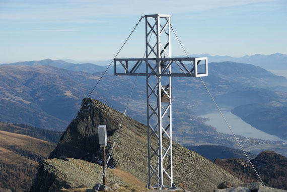 Das Kreuz am Hocheck, im Hintergrund ist die "blockige" Gurglitzen zu erkennen