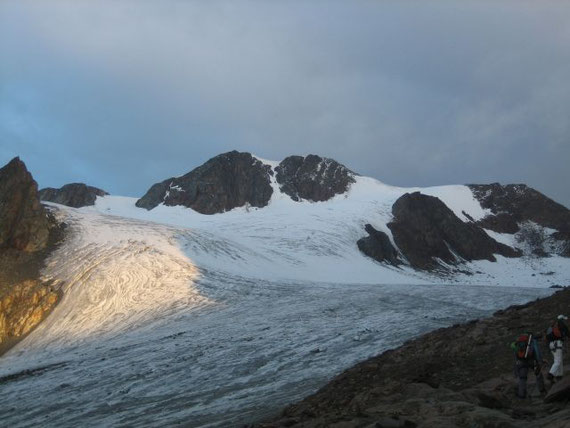 Noch streifen letzte Sonnenstrahlen den Guslärferner. Hinter dem Fluchtkogel zeigen sich schon dunkle Wolken