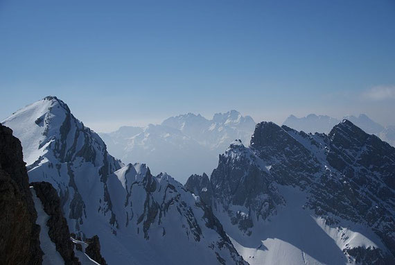 Während des Aufstiegs der Blick zurück nach Süden zur Grubenspitze (links) und zum Kellerwandzug im Hintergrund