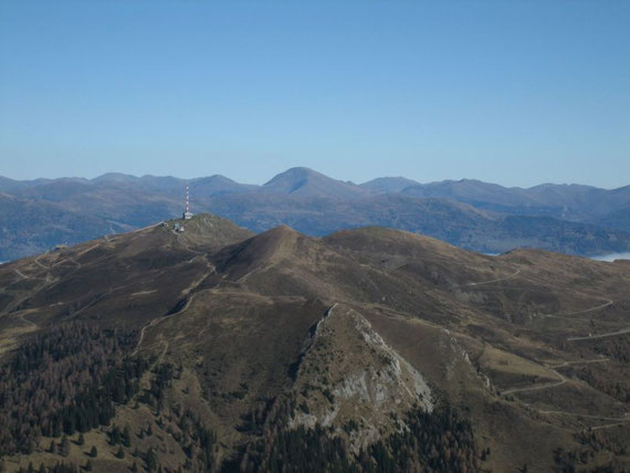 Im Nordosten erheben sich das Goldeck mit Sender (2140m) sowie der Rosennock (2440m) mit all den weiteren Nocken