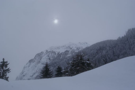 Von Nostra aus der Blick hinauf zum Runseck