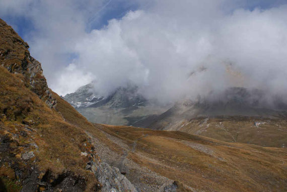 Die Salmhütte kommt ins Blickfeld (rechts), noch ist es aber ein weiter Weg bis dorthin!