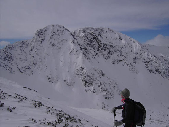 Knapp unterhalb des Gipfels bietet sich ein wunderbarer Blick auf den Geierkogel (2231m)