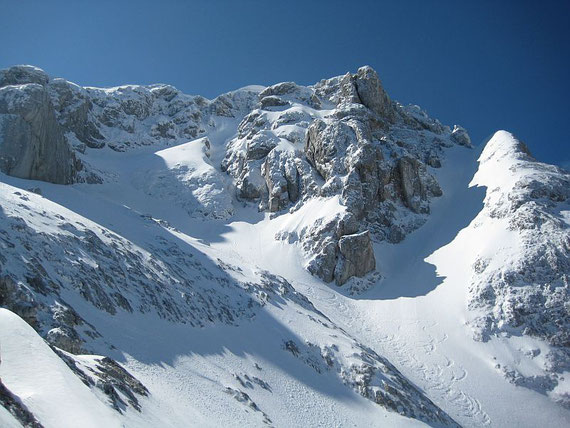 Die Gipfelrinne hinauf zum Mangart