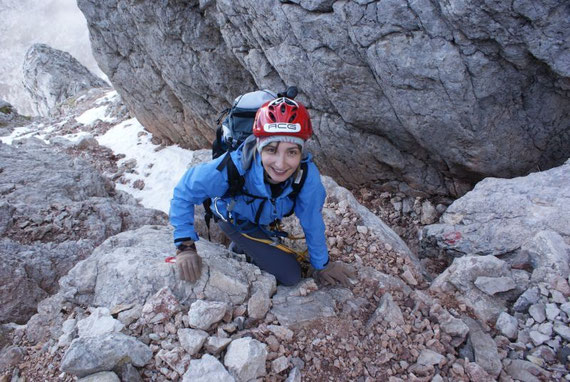 Durch schuttdurchsetzte Rinnen geht es höher (im Oktober 2008 lag hier stellenweise etwas Schnee)