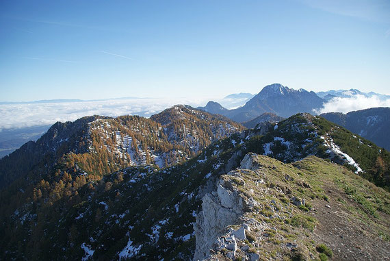 Der Blick über den Kamm zurück nach Osten zu den Karawanken und ins hochnebelerfüllte Klagenfurter Becken