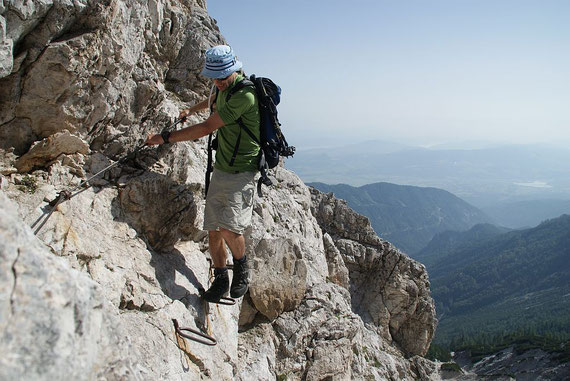 Im Einschnitt nordwestlich vom Hühnerkogel erleichtern Versicherungen den Weiterweg