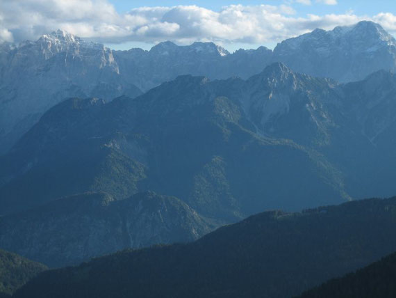 Der Schneefall vom Vortag hat die Julischen leicht angezuckert. Hier im Bild links der Wischberg (2666m) und rechts der Montasch (2753m)