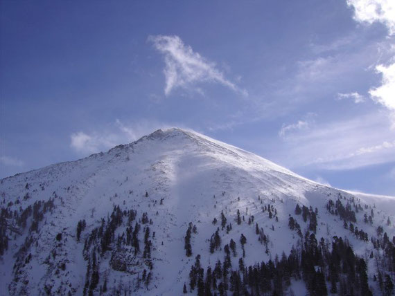 Der Blick nach Süden auf den Großen Grießstein (2337m). Trotz Sturms (Schneefahnen am Gipfel)und stark eingewehter Hänge, ließen sich einige Tourengeher nicht von dessen Besteigung abhalten