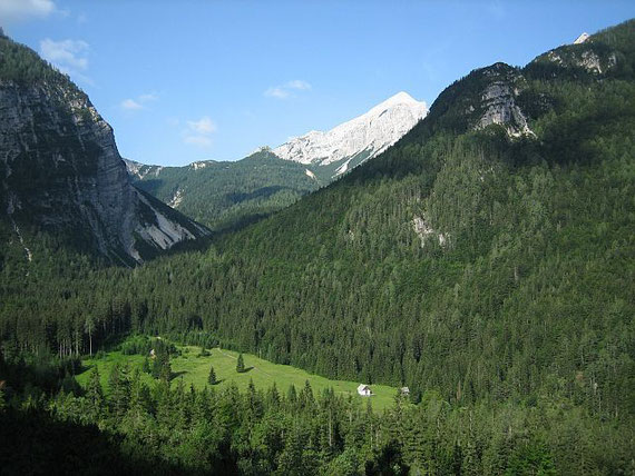 Im unteren Bereich des Aufstieges. Der Blick nach Südwesten zum Vrisic- Pass (1611m) und der Mala Mojstrovak (2332m)