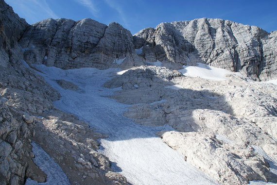 Die Reste des einst mächtigen Kaningletschers; bei den Schneefeldern am Wandfuß beginnt der Klettersteig