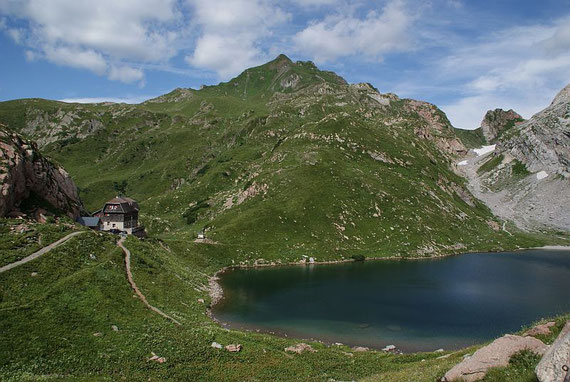 Der See mit der Wolayerseehütte und dem Rauchkofel